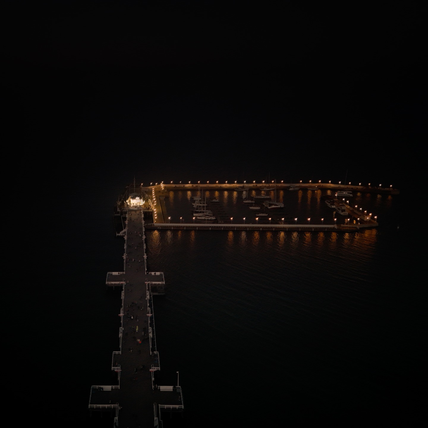 Noc nad Bałtykiem.
Światło molo rozprasza ciszę, a morze milczy jakby zatrzymało oddech.
Sopot z lotu ptaka — spokojny i nieco tajemniczy.

Night over the Baltic Sea.
The pier lights break the silence, while the sea holds its breath.
Sopot from above — calm and a little mysterious.

#dronephotography #aerialview #nightphotography #dronephoto #dronestagram #fromwhereidrone #dji #mavic #longexposure #lowlight #travelphotography #landscapephotography #sopot #balticsea #pier #coastline #visitpoland #polandfromabove #citylights #moodygrams #nightscape #minimalism #geometry #photooftheday #szajnfeld
@djiglobal @szajnfeld @dji @djistorepolska @dji